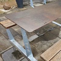  Venkovní stoly z kompaktních desek