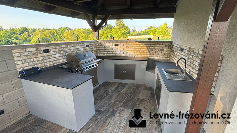 Venkovní kuchyně s linkou z kompaktní desky Fudermax cave Venkovní kuchyně s linkou z kompaktní desky Fudermax cave